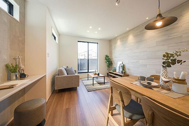 【LDK/約16.8帖】
南向きの窓からバルコニーへ出入りできるリビングダイニング。明るい光が差し込む開放的な空間で、ご家族とのくつろぎや団らんの時間をゆったり楽しめます。