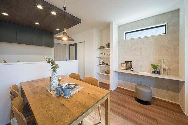 【LDK/約16.8帖】
ダイニング横にはカウンターを設置。椅子を置けば、PC作業やお子様のスタディスペースとしても活用できます。