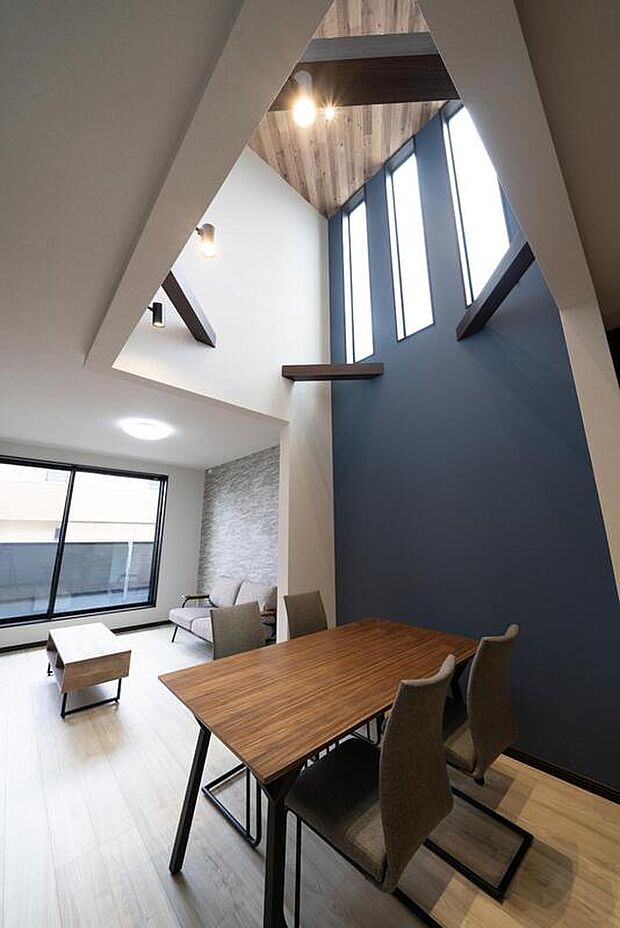 【本分譲地に建築可能な建物プラン例】
3つ並んだスリット窓が外観のアクセントに。開放感あふれる吹抜けがあるLDKは、より広さを感じられます。《分譲地外:建物面積100.63m2、建物価格1719万円》