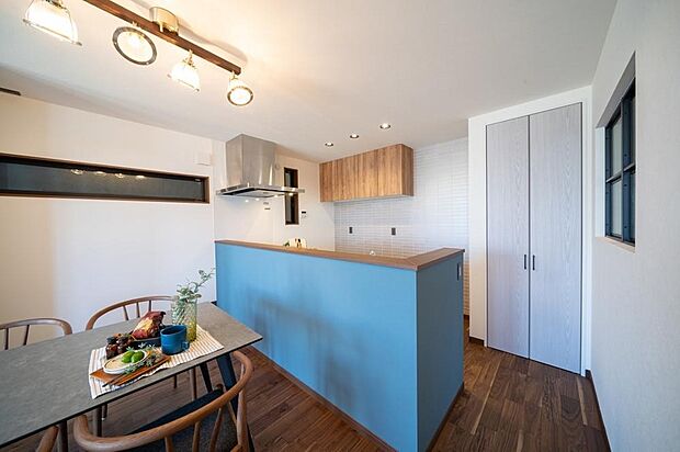 【建築可能な建物プラン例】
リビングには縦長の採光窓が3つあり、たくさんの光を取り入れます。見た目もスタイリッシュで、アクセントとなります。《分譲地外:建物面積93.55m2、建物価格1688万円》