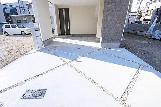 【本分譲地に建築可能な建物プラン例】
アプローチ部分にはベージュ系の砂利でラインをプラスし、外構の意匠性を高めました。《分譲地外:建物面積106.92m2、建物価格1920万円》