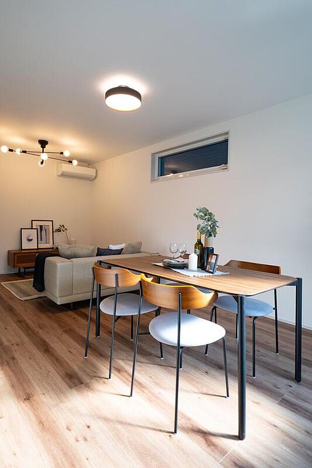 【LDK・1号地】
カフェのような落ち着いた雰囲気のフローリングに、ホワイトのクロスを施したシンプルな内装デザイン。ナチュラルテイストや北欧テイストなど、お好みでお部屋をカスタイマイズが可能です。