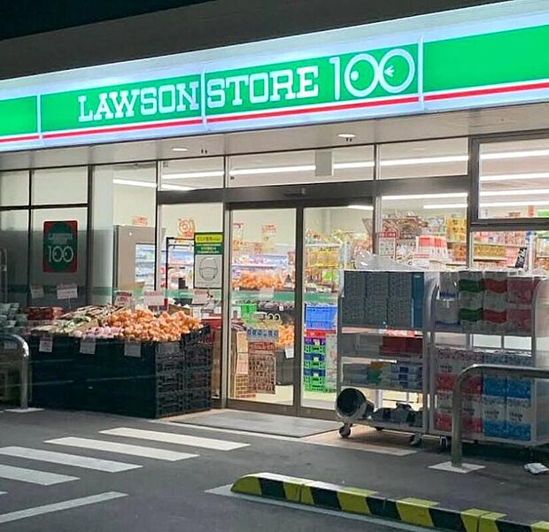 ローソンストア100 住道矢田二丁目店まで550m 徒歩7分。ちょっとした買い物や、買い忘れの際にも時間を問わず便利に利用できます。多彩なオリジナル商品も取り扱われています。24時間営業。