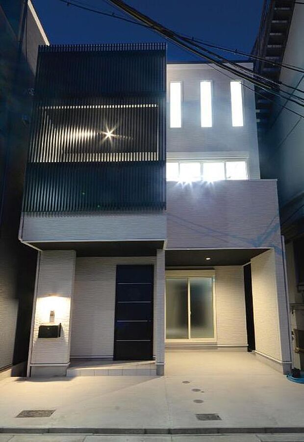 【本分譲地に建築可能な建物プラン例】
ほどよい目隠しとなる黒いルーバーがアクセントの建物外観。向かって左側の建物上部に屋上を設けました。《分譲地外:建物面積91.12m2、建物価格1674万円》