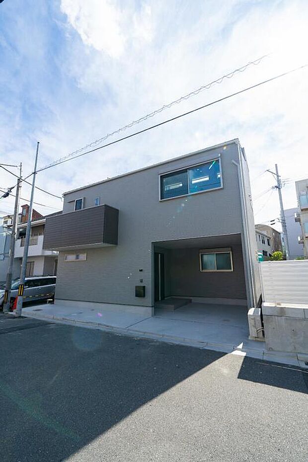 【本分譲地に建築可能な建物プラン例】
周辺の雰囲気に溶け込むシンプルで落ち着きのある外観。道路側から室内が見えにくい設計です。《分譲地外:建物面積106.91m2、建物価格2218万円》