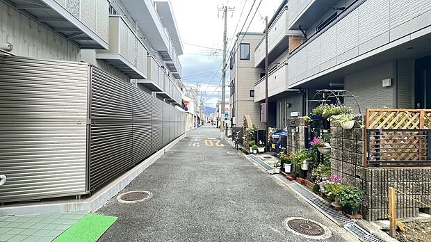 【前面道路含む現地写真】
アスファルト舗装されたフラットな道路に面しています。大通りへ出やすい立地でありながら、穏やかな住環境が魅力です。