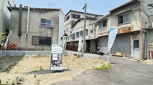 【現地写真】
採光や通風を取り込みやすい北東角地◎敷地面積は約26.68坪。前面道路の幅員は約3.6mです。コンセプトハウス建築中です。