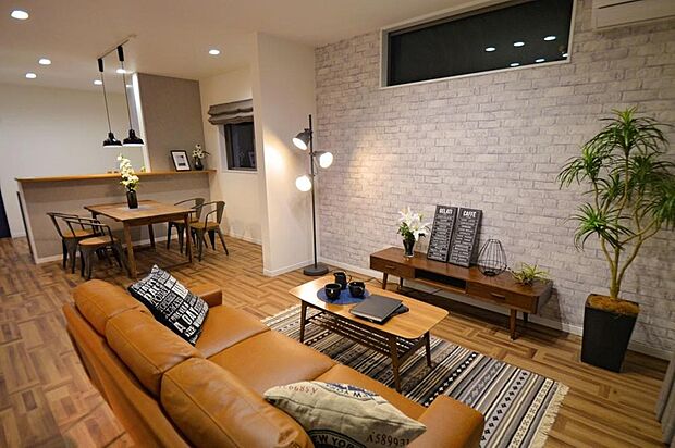 【本分譲地に建築可能な建物プラン例】
ワイルドな雰囲気のインテリアが映える、こだわりの住まいも◎インダストリアルな雰囲気を演出しています。《分譲地外:建物面積116.09m2、建物価格2383万円》