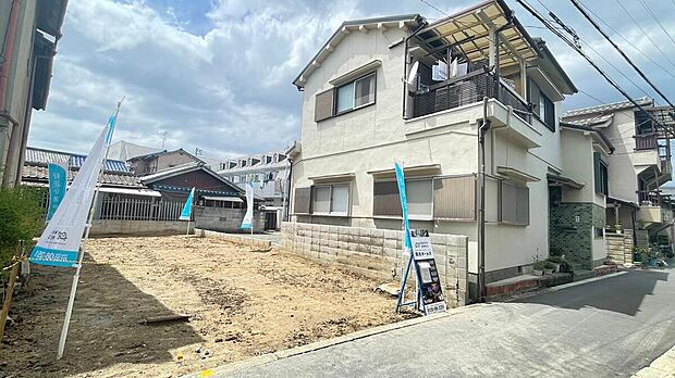 【現地写真】
周辺は、教育施設や買い物施設、公園などが徒歩7分圏内に点在。子育て中のご家族にもおすすめの住環境が整っています。