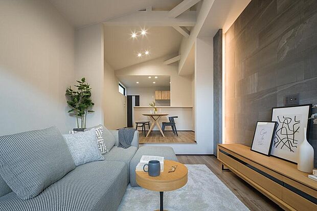 【本分譲地に建築可能な建物プラン例】
ダイニングとリビングの間に仕切り壁と段差を設けたLDK。空間にメリハリを与えてくれます。《分譲地外:建物面積104.49m2、建物価格2174万円》