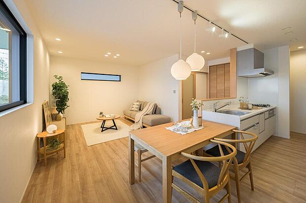 【本分譲地に建築可能な建物プラン例】
ご家族の繋がりを感じられる、ワンフロアに広がるLDK。木目調の内装が、温かみをプラスしています。《分譲地外、建物面積101.65m2、建物価格2123万円》