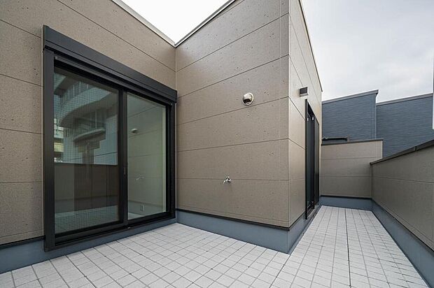 【本分譲地に建築可能な建物プラン例】
日差しがたっぷりと差し込み、洗濯物も気持ちよく乾かせるバルコニー。ご家族の寛ぎの空間としても活用可能。《分譲地外、建物面積101.65m2、建物価格2123万円》