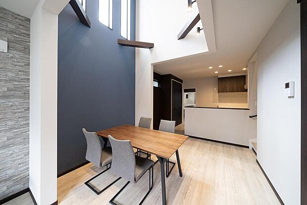 【【本分譲地に建築可能な建物プラン例】】ダイニングスペースの上部は吹抜けで、違うフロアにいてもコミュニケーションを取りやすい設計です。《分譲地外:建物面積100.63m2、建物価格1719万円》