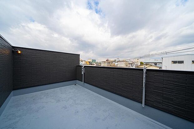 【【本分譲地に建築可能な建物プラン例】】プライバシーを守れるよう、手摺を立ち上げたルーフバルコニー。BBQやプール遊び等、おうち時間を楽しめる空間です。《分譲地外:建物面積104.07m2、建物価格1778万円》