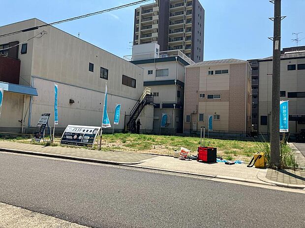 【【前面道路含む現地写真】】分譲地北側道路の幅員は約8.0m。アスファルト舗装された凹凸の少ない道路です。道路脇には歩道が整備されているので、お子様の通学もしやすい環境◎