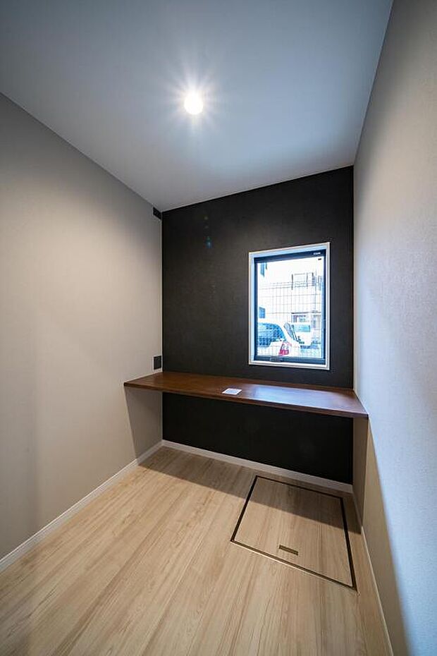 【【本分譲地に建築可能な建物プラン例】】独立した書斎にはLANケーブルやエアコン用のコンセントを設置。テレワークや趣味の小部屋として、多用途に使えます。《分譲地外:建物面積104.07m2、建物価格1778万円》