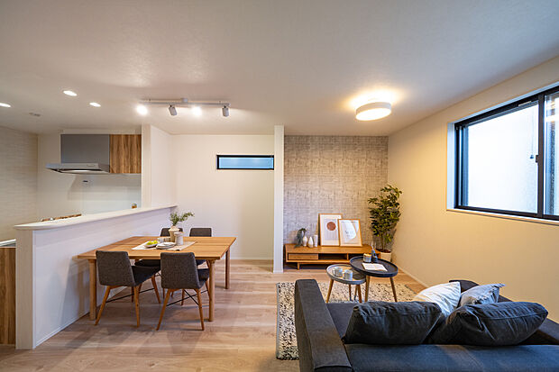 【【LDK/約17.6帖】】キッチンからLD全体を見渡しやすい設計です。小さなお子様とも暮らしやすく、自然と家族のコミュニケーションも弾みます♪