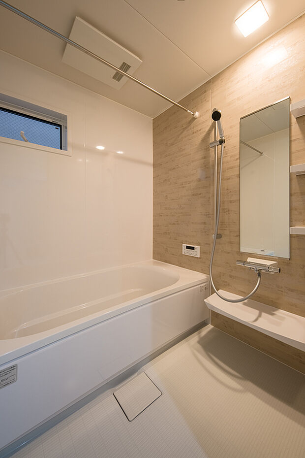 【【浴室/3号地】】1日の疲れをゆっくりと癒せるバスルーム。落ち着いた雰囲気のアクセントパネルを施しています。年中快適に洗濯物を乾かせる嬉しい浴室乾燥機付き◎