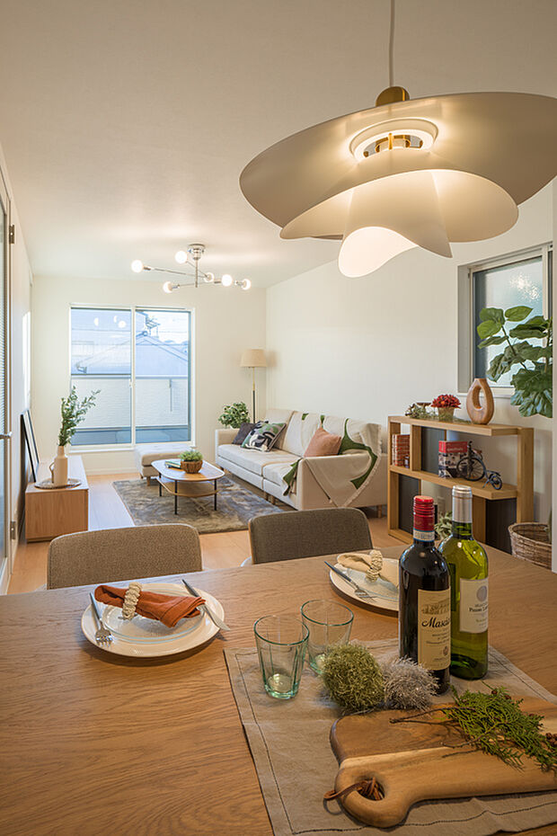 【【LDK/3号地】】採光・プライバシーを考慮した2階LDK設計。前面道路からの人目を気にすることなく、のびのびとした暮らしが叶います。