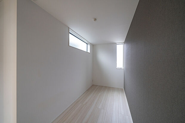 【【3階洋室/約5.8帖】】落ち着いた印象のダークカラーのアクセントクロスを採用した洋室。洋室は1階と3階に配置。それぞれのお部屋で、プライベートタイムものんびりとお過ごしいただけます。