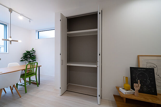 【【リビング収納】】生活感の出やすい日用品の整理にも重宝する、扉付きのリビング収納が備わっています。ご家族共有の小物類や文具、書類などの保管に便利。スッキリとしたリビングを保つことができそうです。