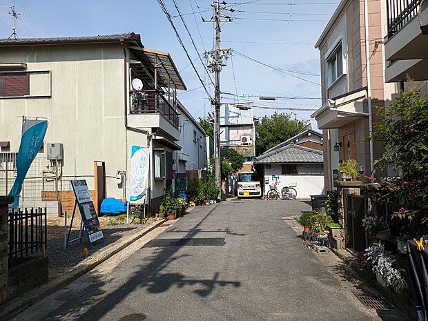 【【前面道路含む現地写真】】約4.7mの南面道路に接道しています。第1種住居地域内に立地しており、周囲は低層住宅が建ち並ぶ穏やかな環境です。