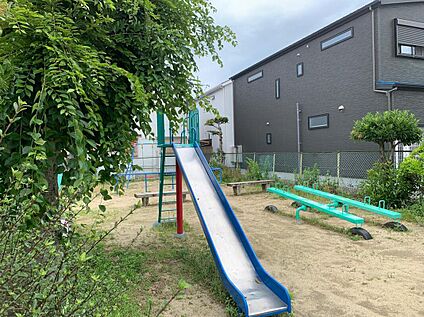 ハト公園 約250m(徒歩4分)