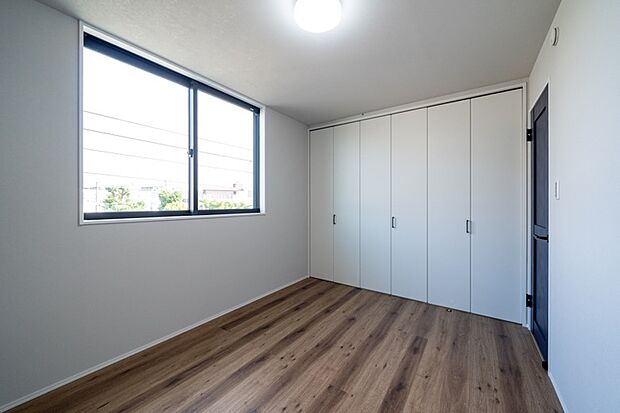 【【洋室/約6.0帖】】たっぷり収納できる、壁一面のクローゼットを設けた洋室。4部屋の中で一番広く、主寝室としてもおすすめです。