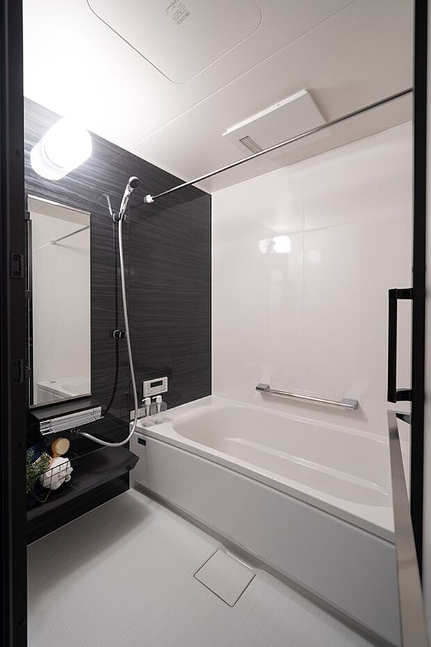 【【浴室】】ダークカラーのパネルを施したシックな浴室です。浴室乾燥機・ハンガーパイプを備えているため、天候や時間帯を気にすることなく洗濯物を乾かすことができます。