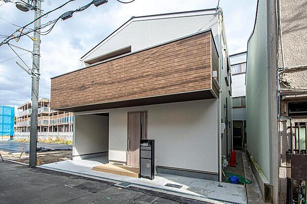 【【本分譲地に建築可能な建物プラン例】】落ち着いたホワイト系・趣のあるブラウン系の外壁材を使用しナチュラルな印象。バルコニーがアクセントになっています。《分譲地外:建物面積99.63m2、建物価格1702万円》
