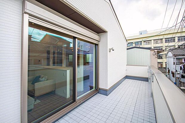 【【本分譲地に建築可能な建物プラン例】】椅子を置いてゆったりと過ごしたり、プールで遊んだり、お家にいながらアウトドア気分が味わえるワイドバルコニーです。《分譲地外:建物面積99.63m2、建物価格1702万円》