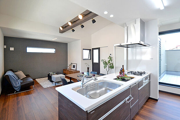 【【本分譲地に建築可能な建物プラン例】】アイランドキッチンが採用されています。キッチン→洗面室→バルコニーと回遊でき、家事が捗りそうな動線です。《分譲地外:建物面積94.77m2、建物価格1619万円》