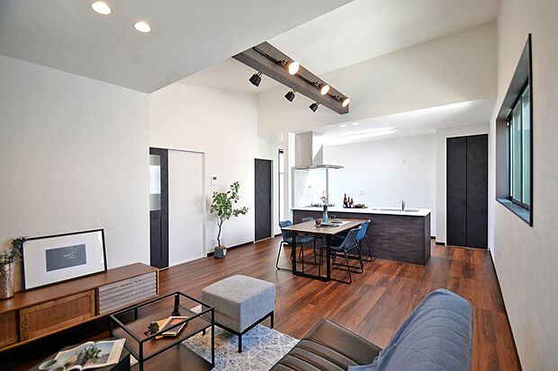 【【本分譲地に建築可能な建物プラン例】】ブラウンの床材やウッド調の梁が、白い壁に映える空間です。グレーのアクセントクロスが奥行を演出しています。《分譲地外:建物面積94.77m2、建物価格1619万円》