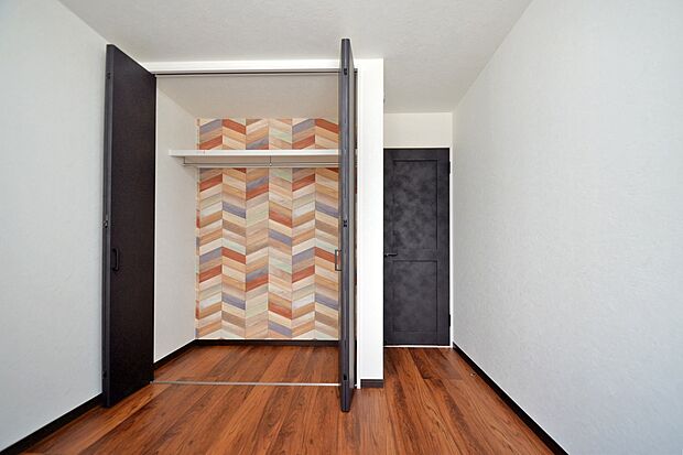 【【本分譲地に建築可能な建物プラン例】】ペイントウッドのアクセントクロスが使用されたクローゼット。開けるたびに晴れやかな気分になれそうです。《分譲地外:建物面積94.77m2、建物価格1619万円》