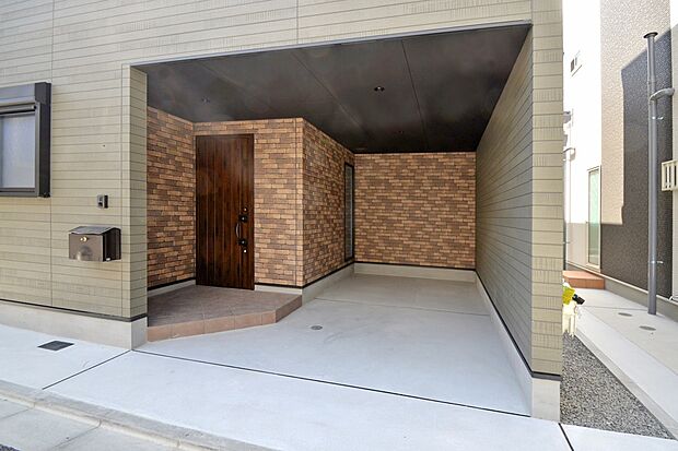 【【本分譲地に建築可能な建物プラン例】】大型車もラクに駐車できるゆったりとしたガレージスペース。雨の日でも濡れずに家の中に入ることができます。《分譲地外:建物面積94.77m2、建物価格1619万円》