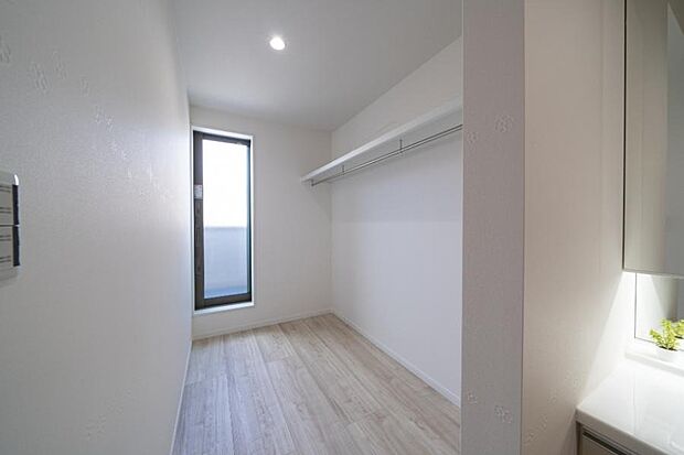 【【本分譲地に建築可能な建物プラン例】】ファミリークローゼットにも活用可能なWICは、バルコニーへアクセスでき洗濯動線スムーズです。《分譲地外:建物面積106.91m2、建物価格1827万円》