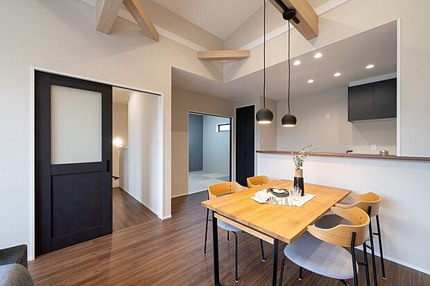 【【本分譲地に建築可能な建物プラン例】】明るい木目梁とブラックの建具が調和する、洗練された内装デザイン。キッチンとダイニングが近く、会話が自然と弾みます。《分譲地外:建物面積97.20m2、建物価格1662万円》