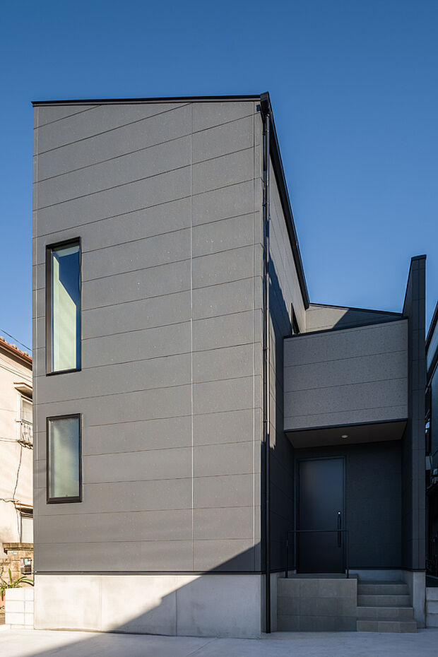 【【和光ホームズ 北田出井町2丁】】限定1棟の新築コンセプトハウス!グレーカラーの外壁をメインに施した、かっこいい表情の住まい。シンプルで飽きのこない、片流れ屋根を採用したデザインです。