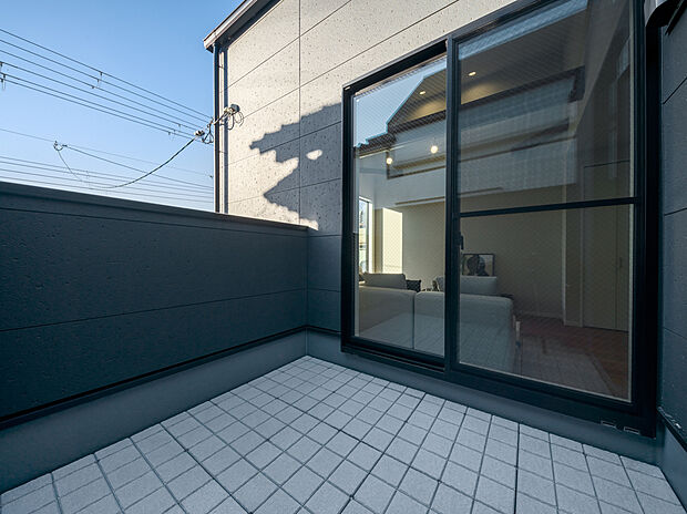 【【2階:バルコニー】】お掃除がしやすいタイル敷きのバルコニーは、夏のビニールプールや家庭菜園、カフェタイムにもおすすめ。自宅にいながら気軽に屋外を感じられます。