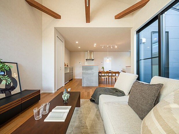 【【2階:LDK(約18.8帖)】】ダウンライトやペンダントライト、木目の梁でおしゃれに室内をデザインしました。どこにいても、ご家族を近くに感じられる、心地良さが◎