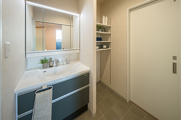 【【2階:洗面化粧台】】LDKと水回りをワンフロアにまとめた、家事動線スムーズなレイアウト。身支度しやすい3面鏡付きの洗面化粧台や、収納棚を備えた使い勝手の良い空間です。