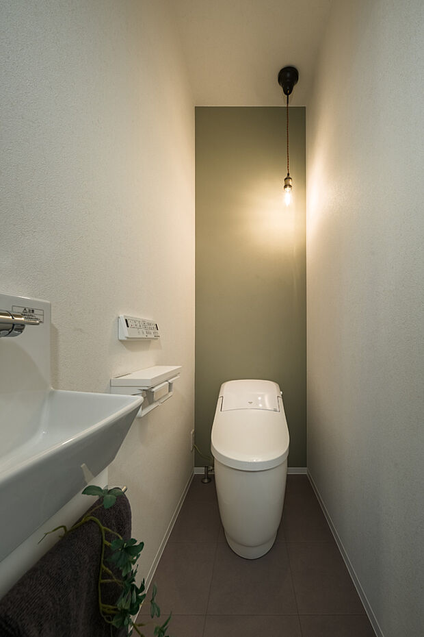 【【2階：トイレ】】アクセントクロスにモスグリーンカラーを採用した、落ち着きのある寛ぎ空間。手洗い水栓を設置しているので、衛生的です。