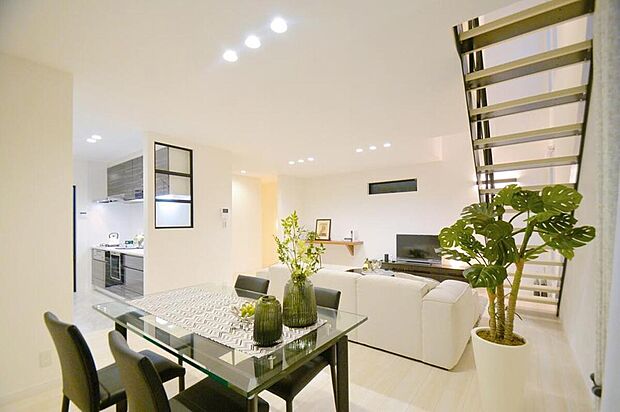 【【本分譲地に建築可能な建物プラン例】】開放的なLDKは、家族の憩いの場。キッチン横は、壁で洗い物の水撥ねを防ぎつつ、窓越しに室内を見渡せる設計です。《分譲地外:建物面積112.58m2、建物価格2043万円》