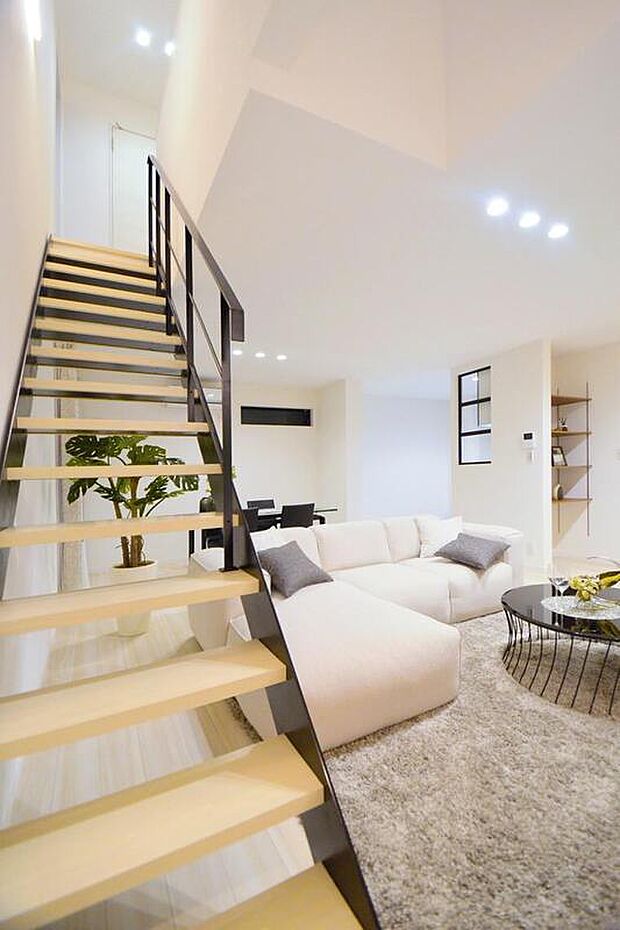 【【本分譲地に建築可能な建物プラン例】】鉄骨造りのスケルトン階段を採用し、より広々としたLDKを演出。階段上の吹抜けと天窓から陽光が差し込みます。《分譲地外:建物面積112.58m2、建物価格2043万円》