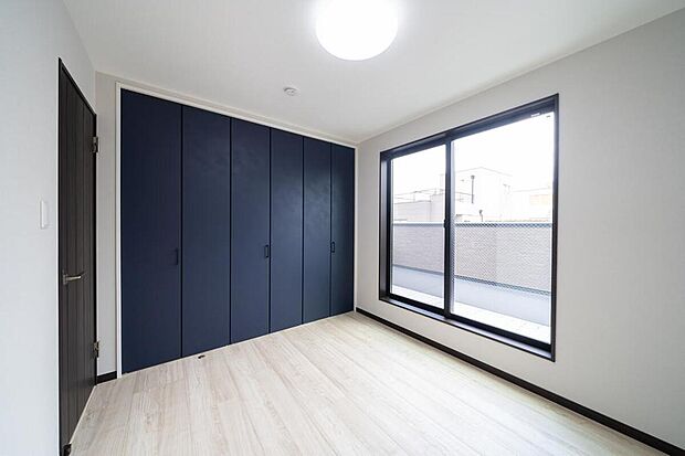 【【本分譲地に建築可能な建物プラン例】】爽やかな印象を与えるブルーの扉が特徴的なクローゼット。衣類や小物をまとめて収納し、収納家具を最小限に◎《分譲地外:建物面積100.63m2、建物価格1719万円》