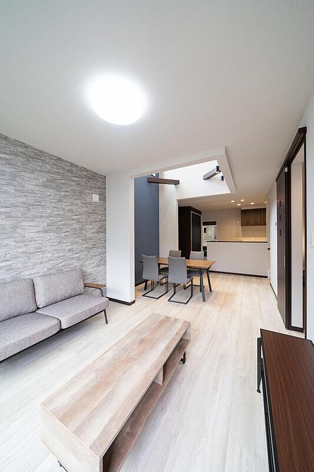 【【本分譲地に建築可能な建物プラン例】】リビング、ダイニング部分の壁をそれぞれ違うアクセントクロスで貼り分け。壁紙の色で各空間をゾーニングしています。《分譲地外:建物面積100.63m2、建物価格1719万円》