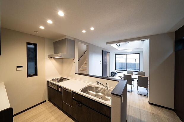 【【本分譲地に建築可能な建物プラン例】】リビングを見渡せる対面式キッチン。ご家族との会話を楽しみ、お子様の様子を見守りながら家事ができます。《分譲地外:建物面積100.63m2、建物価格1719万円》