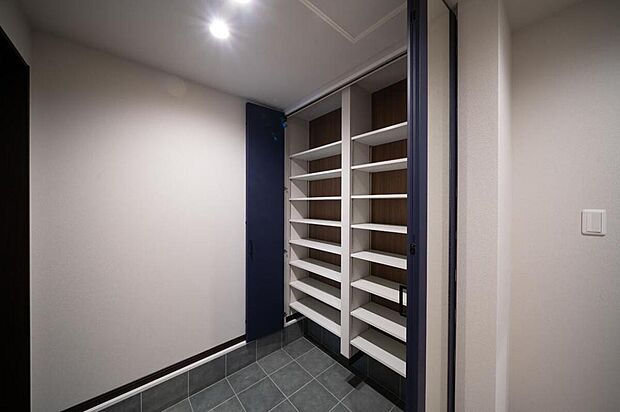 【【本分譲地に建築可能な建物プラン例】】可動棚付きの大容量のシューズクローゼット。ご家族分の靴や雨具のほか、お子様の外遊びグッズなども収納可能です。《分譲地外:建物面積100.63m2、建物価格1719万円》