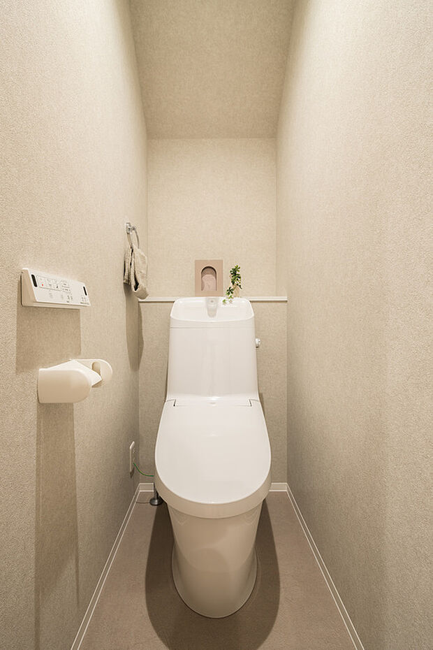 【【トイレ/3号地】】1階と2階にトイレがあるため、来客時に気兼ねなく使えます。1年を通して快適に使用できる、温水洗浄便座を搭載しています。