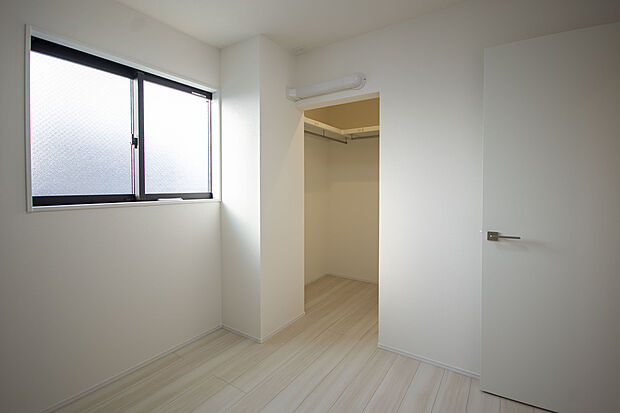 【【WIC】】3階洋室2部屋にWICが備えられています。オープン仕様で使い勝手も良く、湿気対策としても◎大容量で、衣類や小物はもちろん、衣類ケースやスーツケースなども収納可能です。